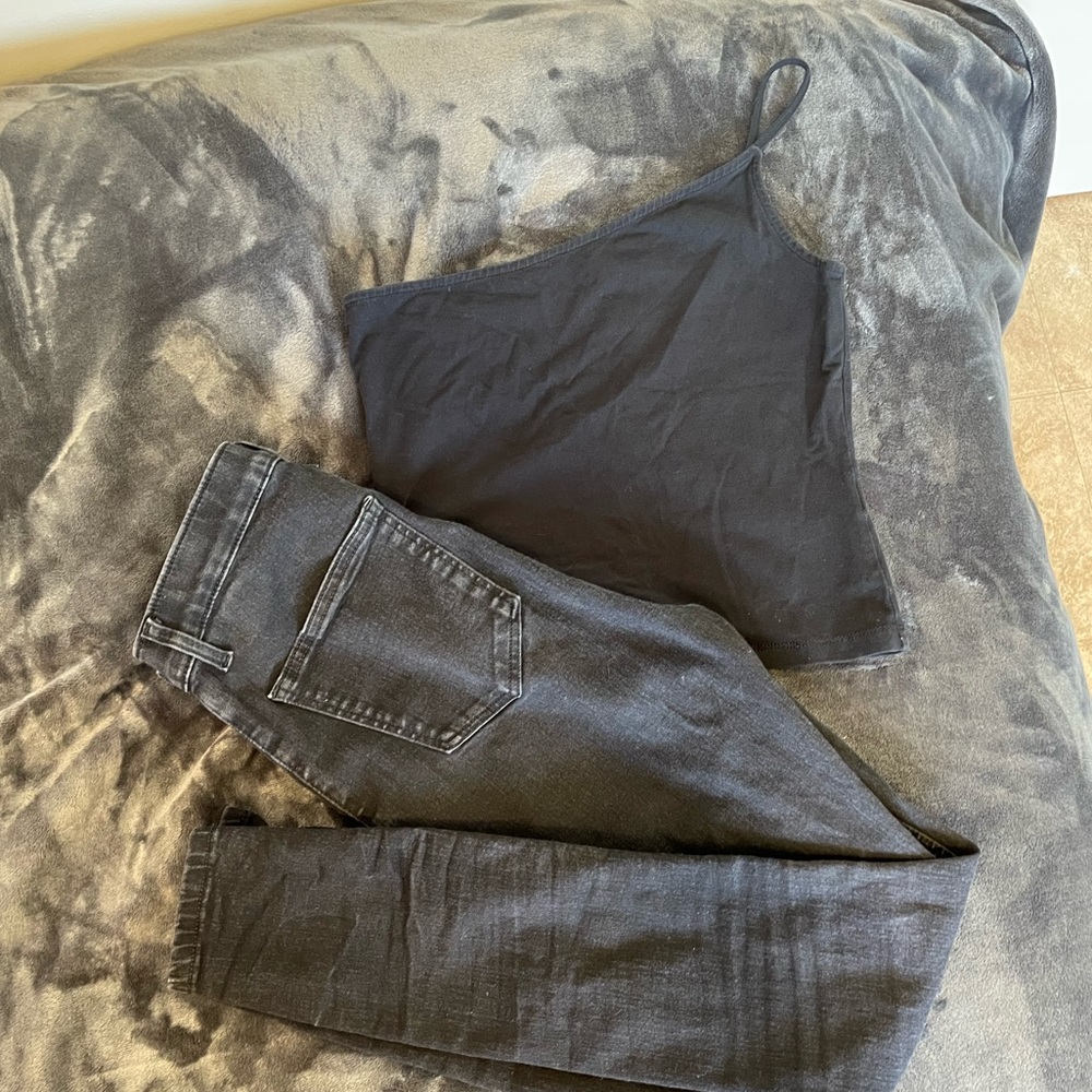 2-piece outfit: (TOP SHOP jeans + Single strapped black tank top)